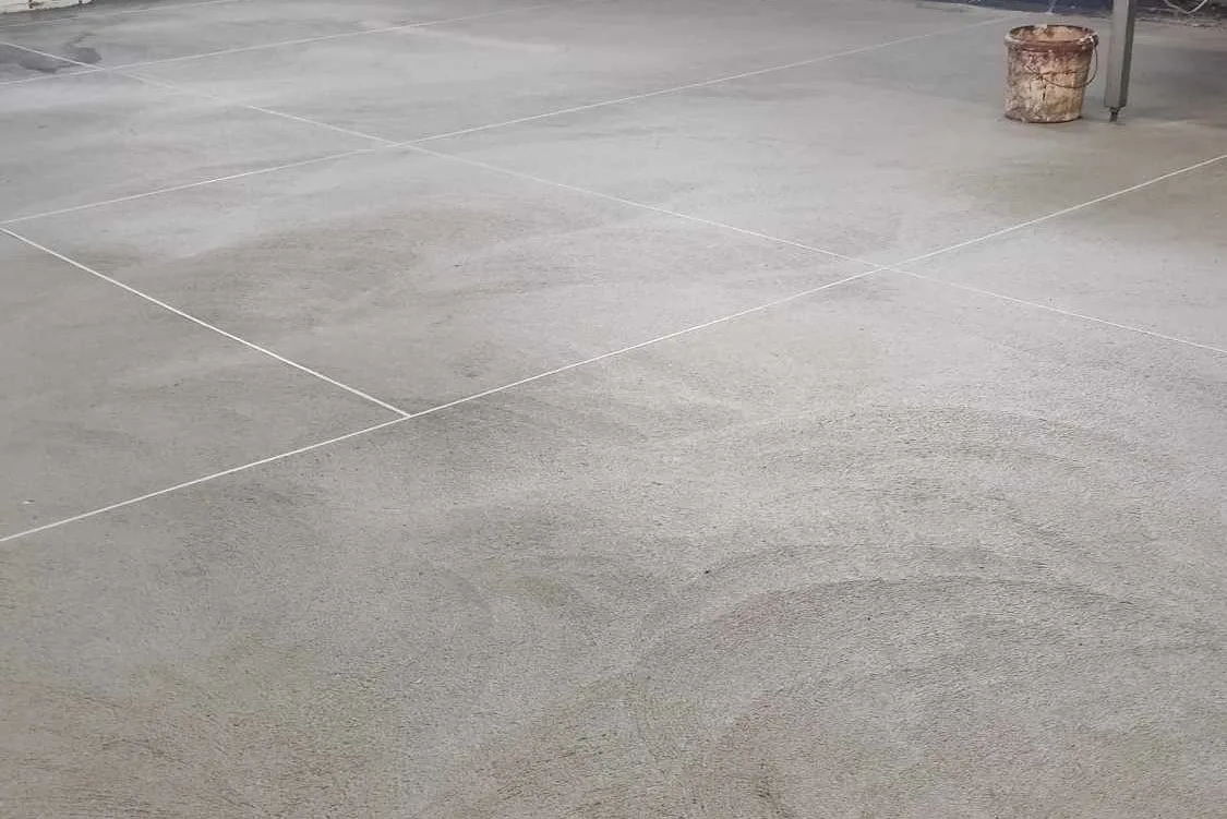 Jaką posadzkę przemysłową wybrać? Kompletny poradnik – beton, PU-CEM, PCC, MMA