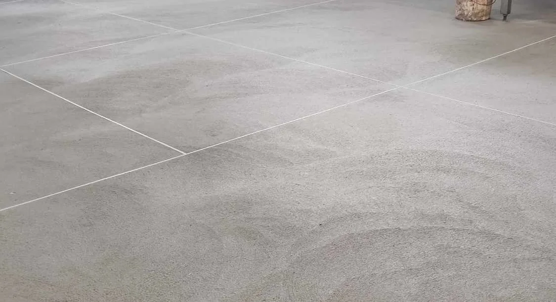 Jaką posadzkę przemysłową wybrać? Kompletny poradnik – beton, PU-CEM, PCC, MMA