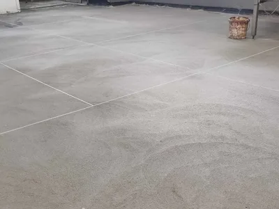 Jaką posadzkę przemysłową wybrać? Kompletny poradnik – beton, PU-CEM, PCC, MMA