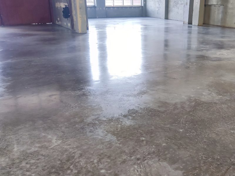 posadzka betonowa utwardzona powierzchniowo zatarta na gładko